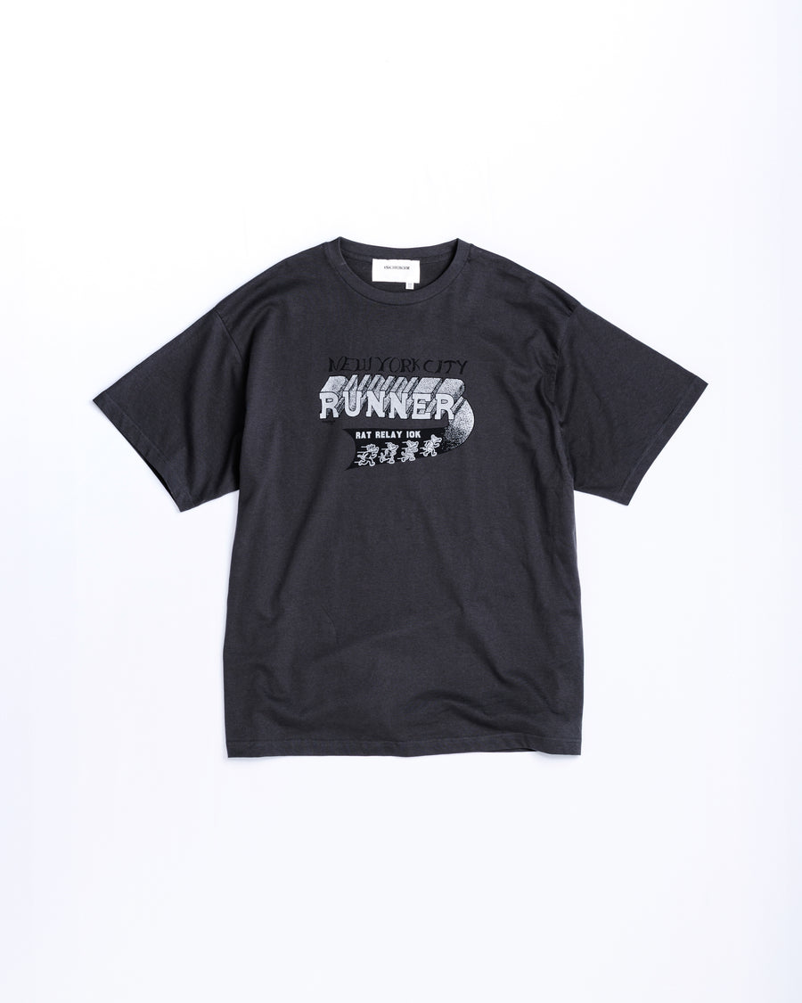 ANACHRONORM × Souvenyr NYC ランニング 半袖Tシャツ チャコール | コラボグラフィック ヴィンテージ ニューヨーク コットン100%
