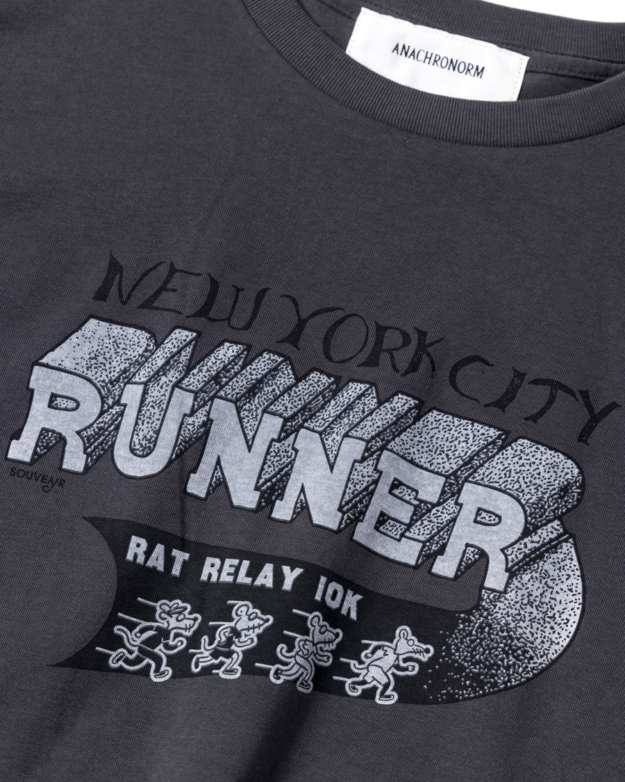 ANACHRONORM × Souvenyr NYC ランニング 半袖Tシャツ チャコール | コラボグラフィック ヴィンテージ ニューヨーク コットン100%