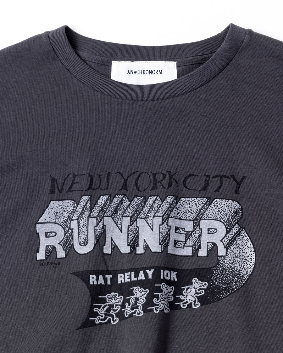 ANACHRONORM × Souvenyr NYC ランニング 半袖Tシャツ チャコール | コラボグラフィック ヴィンテージ ニューヨーク コットン100%