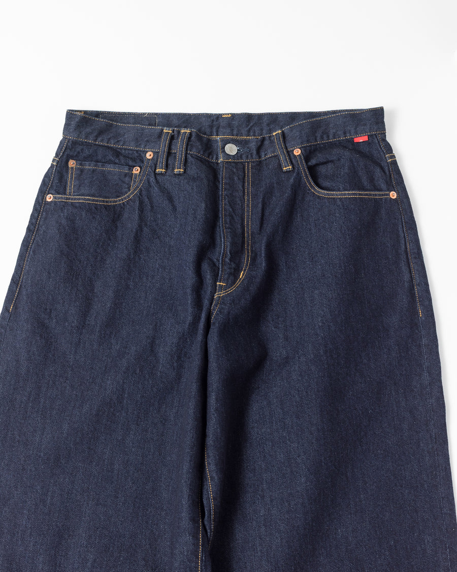 ワイドシルエットの5ポケットデニム。バギーほど太すぎず、適度なゆとりと端正な印象を両立させた絶妙なパターンに調整しました。素材には自然なムラ感が特徴の11.5ozデニムを採用。絶妙な厚みと調和するムラ糸がヴィンテージな風合いを醸し出します。ワンウォッシュで仕上げることで、生地本来の質感を活かしたクリーンでオーセンティックな一着へと昇華させました。

Wide-silhouette 5-pocket denim pants with a refined fit. Crafted from 11.5oz slub denim, the fabric offers an authentic vintage texture. This INDIGO piece features a one-wash finish, preserving the natural feel of the premium cotton while providing a sophisticated, timeless look that balances volume with a clean, modern aesthetic.