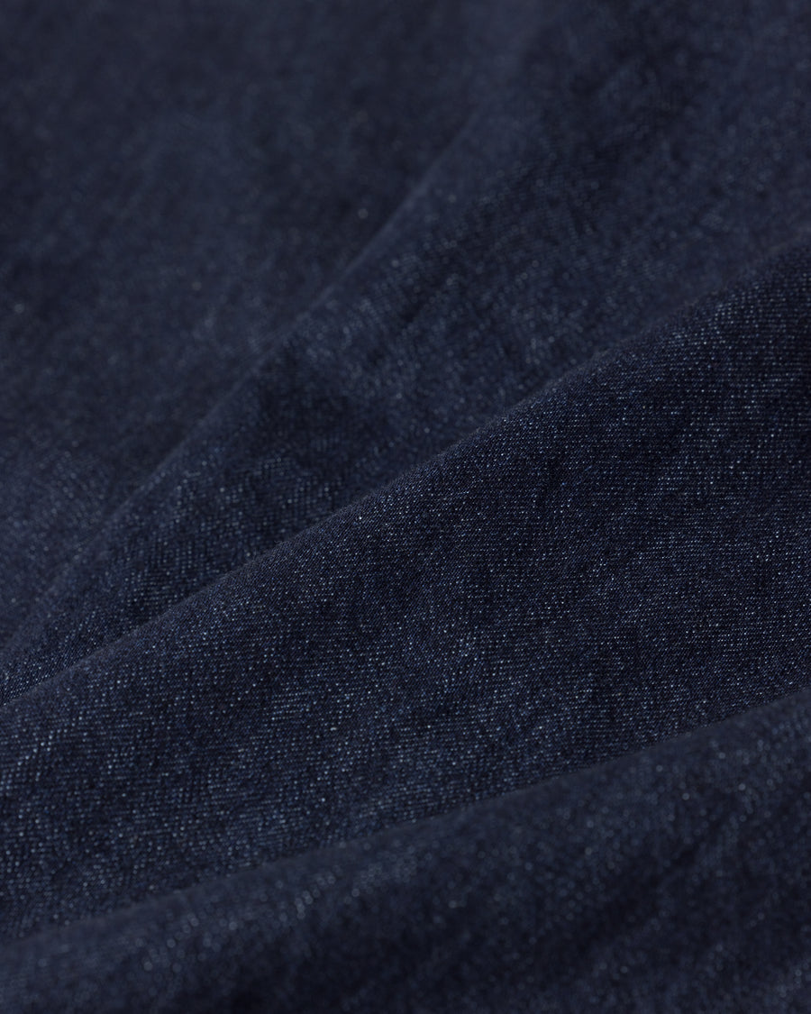 ワイドシルエットの5ポケットデニム。バギーほど太すぎず、適度なゆとりと端正な印象を両立させた絶妙なパターンに調整しました。素材には自然なムラ感が特徴の11.5ozデニムを採用。絶妙な厚みと調和するムラ糸がヴィンテージな風合いを醸し出します。ワンウォッシュで仕上げることで、生地本来の質感を活かしたクリーンでオーセンティックな一着へと昇華させました。

Wide-silhouette 5-pocket denim pants with a refined fit. Crafted from 11.5oz slub denim, the fabric offers an authentic vintage texture. This INDIGO piece features a one-wash finish, preserving the natural feel of the premium cotton while providing a sophisticated, timeless look that balances volume with a clean, modern aesthetic.