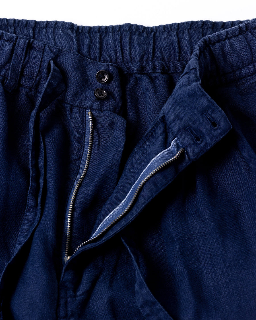 リネン特有のナチュラルな質感を活かした、ワイドシルエットのイージーパンツ。肉厚ながら「とろみ」のある柔らかなフレンチリネンを採用し、清涼感のある快適な穿き心地を実現しました。硫化染めによる製品染めを施すことで、素材の魅力を引き立てる奥行きのある表情に仕上げた、リラックス感漂う一本です。
Wide-silhouette easy pants designed to showcase the natural texture of linen. Crafted from thick yet supple French Linen for a cool, soft touch. This NAVY pair is treated with a sulfur-dye process, enhancing the material's depth and character to create a relaxed, comfortable garment with a unique, lived-in feel.