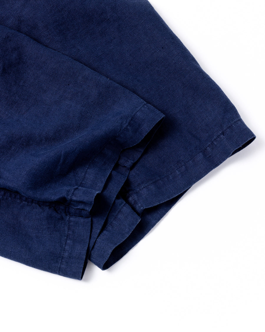 リネン特有のナチュラルな質感を活かした、ワイドシルエットのイージーパンツ。肉厚ながら「とろみ」のある柔らかなフレンチリネンを採用し、清涼感のある快適な穿き心地を実現しました。硫化染めによる製品染めを施すことで、素材の魅力を引き立てる奥行きのある表情に仕上げた、リラックス感漂う一本です。
Wide-silhouette easy pants designed to showcase the natural texture of linen. Crafted from thick yet supple French Linen for a cool, soft touch. This NAVY pair is treated with a sulfur-dye process, enhancing the material's depth and character to create a relaxed, comfortable garment with a unique, lived-in feel.