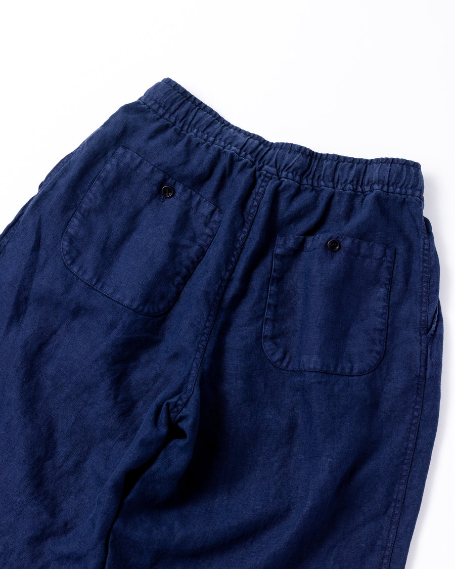リネン特有のナチュラルな質感を活かした、ワイドシルエットのイージーパンツ。肉厚ながら「とろみ」のある柔らかなフレンチリネンを採用し、清涼感のある快適な穿き心地を実現しました。硫化染めによる製品染めを施すことで、素材の魅力を引き立てる奥行きのある表情に仕上げた、リラックス感漂う一本です。
Wide-silhouette easy pants designed to showcase the natural texture of linen. Crafted from thick yet supple French Linen for a cool, soft touch. This NAVY pair is treated with a sulfur-dye process, enhancing the material's depth and character to create a relaxed, comfortable garment with a unique, lived-in feel.