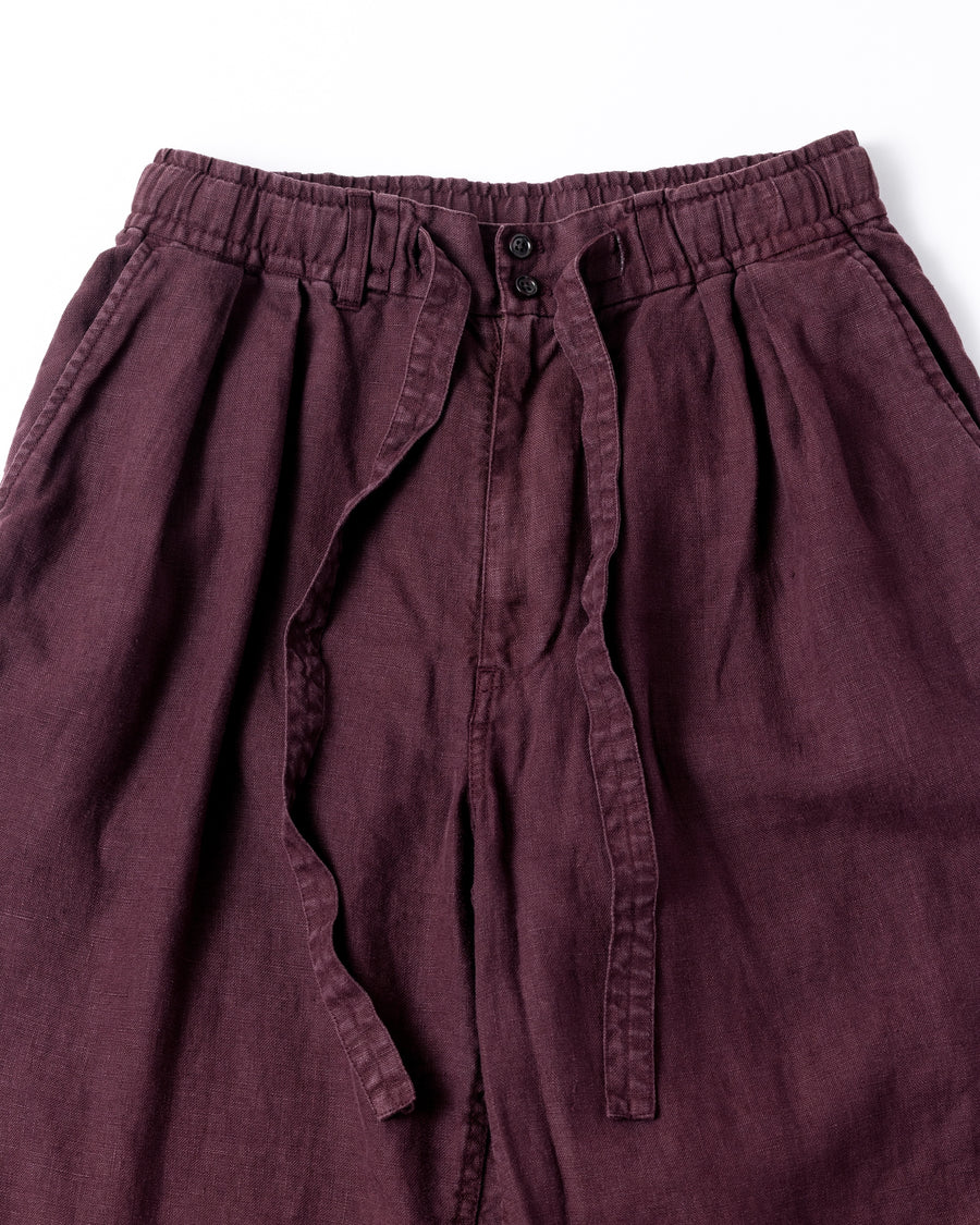 リネン特有のナチュラルな質感を活かした、ワイドシルエットのイージーパンツ。肉厚ながら「とろみ」のある柔らかなフレンチリネンを採用し、清涼感のある快適な穿き心地を実現しました。硫化染めによる製品染めを施すことで、素材の魅力を引き立てる奥行きのある表情に仕上げた、リラックス感漂う一本です。
Wide-silhouette easy pants designed to showcase the natural texture of linen. Crafted from thick yet supple French Linen for a cool, soft touch. This BURGUNDY pair is treated with a sulfur-dye process, enhancing the material's depth and character to create a relaxed, comfortable garment with a unique, lived-in feel.