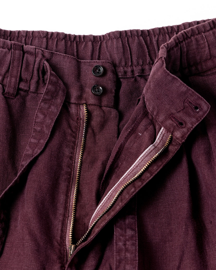 リネン特有のナチュラルな質感を活かした、ワイドシルエットのイージーパンツ。肉厚ながら「とろみ」のある柔らかなフレンチリネンを採用し、清涼感のある快適な穿き心地を実現しました。硫化染めによる製品染めを施すことで、素材の魅力を引き立てる奥行きのある表情に仕上げた、リラックス感漂う一本です。
Wide-silhouette easy pants designed to showcase the natural texture of linen. Crafted from thick yet supple French Linen for a cool, soft touch. This BURGUNDY pair is treated with a sulfur-dye process, enhancing the material's depth and character to create a relaxed, comfortable garment with a unique, lived-in feel.