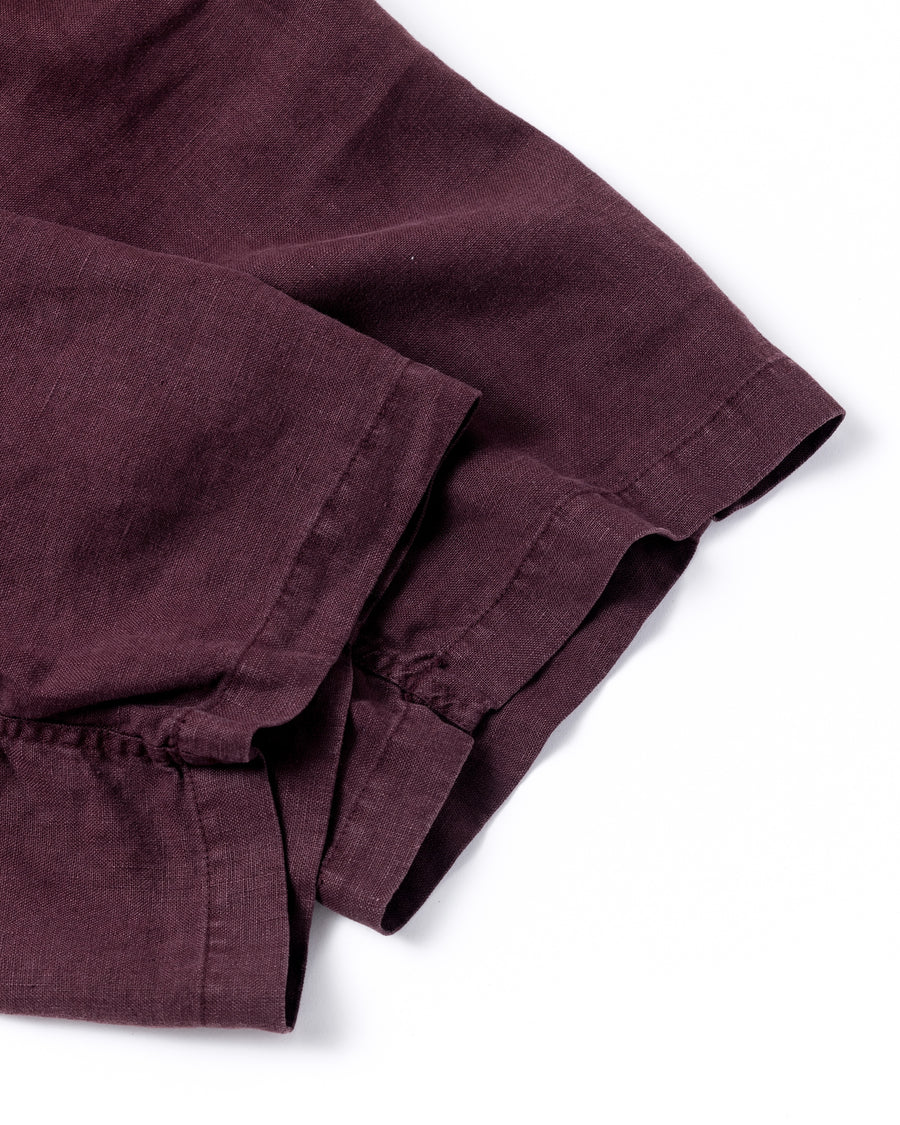 リネン特有のナチュラルな質感を活かした、ワイドシルエットのイージーパンツ。肉厚ながら「とろみ」のある柔らかなフレンチリネンを採用し、清涼感のある快適な穿き心地を実現しました。硫化染めによる製品染めを施すことで、素材の魅力を引き立てる奥行きのある表情に仕上げた、リラックス感漂う一本です。
Wide-silhouette easy pants designed to showcase the natural texture of linen. Crafted from thick yet supple French Linen for a cool, soft touch. This BURGUNDY pair is treated with a sulfur-dye process, enhancing the material's depth and character to create a relaxed, comfortable garment with a unique, lived-in feel.