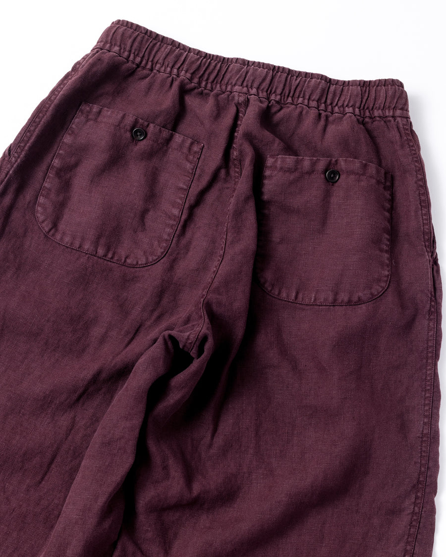 リネン特有のナチュラルな質感を活かした、ワイドシルエットのイージーパンツ。肉厚ながら「とろみ」のある柔らかなフレンチリネンを採用し、清涼感のある快適な穿き心地を実現しました。硫化染めによる製品染めを施すことで、素材の魅力を引き立てる奥行きのある表情に仕上げた、リラックス感漂う一本です。
Wide-silhouette easy pants designed to showcase the natural texture of linen. Crafted from thick yet supple French Linen for a cool, soft touch. This BURGUNDY pair is treated with a sulfur-dye process, enhancing the material's depth and character to create a relaxed, comfortable garment with a unique, lived-in feel.