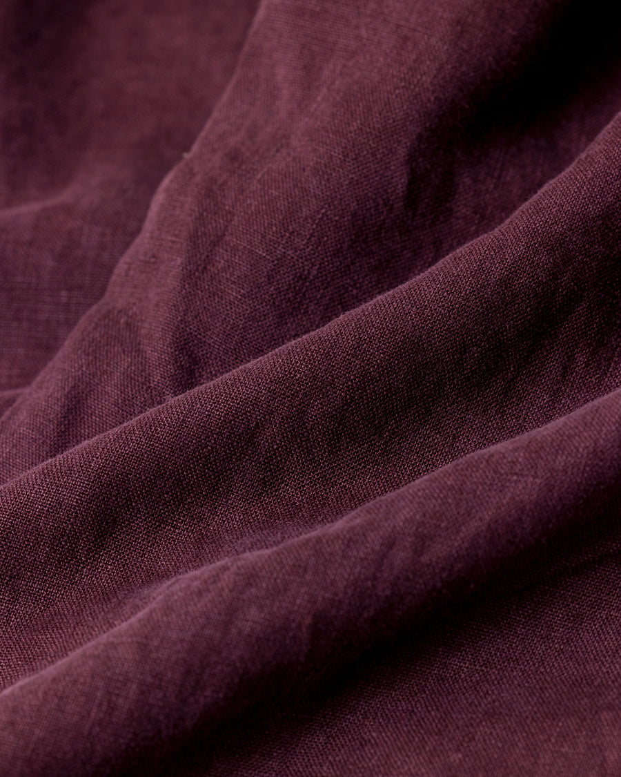 リネン特有のナチュラルな質感を活かした、ワイドシルエットのイージーパンツ。肉厚ながら「とろみ」のある柔らかなフレンチリネンを採用し、清涼感のある快適な穿き心地を実現しました。硫化染めによる製品染めを施すことで、素材の魅力を引き立てる奥行きのある表情に仕上げた、リラックス感漂う一本です。
Wide-silhouette easy pants designed to showcase the natural texture of linen. Crafted from thick yet supple French Linen for a cool, soft touch. This BURGUNDY pair is treated with a sulfur-dye process, enhancing the material's depth and character to create a relaxed, comfortable garment with a unique, lived-in feel.