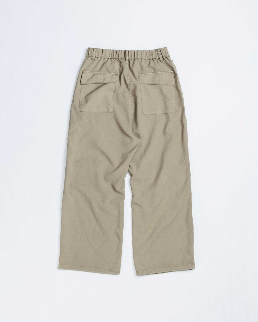 ポリエステル100％ながら、綿のような質感と軽量性を備えた高機能素材を採用。タスラン加工糸によるポリエステルオックスは、シワになりにくく速乾性にも優れています。染色が困難なポリエステルに特殊顔料染めを施すことで、化繊特有の光沢を抑え、ナチュラルで奥行きのある絶妙なフェード感と落ち着いた表情を実現しました。

High-performance polyester oxford with a cotton-like touch, offering quick-dry and wrinkle-resistant benefits. This GRAY BEIGE item features a special pigment dye—a rare process for polyester—achieving a sophisticated, faded texture and a matte finish that perfectly balances technical utility with a natural, lived-in aesthetic.