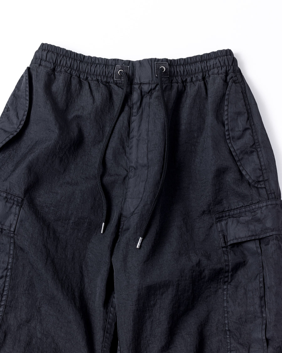 U.S. ARMYのM-51フィールドパンツをベースに再構築した一本。主要なディテールは忠実に再現しつつ、特殊な製品染め加工を施すことで、ヴィンテージとは異なる独自の風合いに仕上げています。生地には中肉クラスのナイロンツイルを使用。程よい肉感があり、幅広いシーズンで着用可能です。製品染め後に薬品で色を落とす特殊加工により、奥行きのある表情を生み出しています。Reimagined based on the U.S. ARMY M-51 Field Pants.
While faithfully retaining the original key details, a special garment-dyeing process gives the piece a distinctive character that differs from authentic vintage examples.
