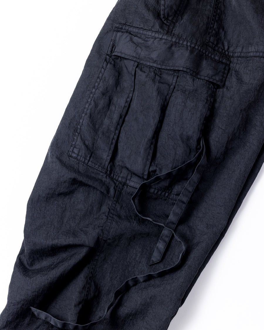 U.S. ARMYのM-51フィールドパンツをベースに再構築した一本。主要なディテールは忠実に再現しつつ、特殊な製品染め加工を施すことで、ヴィンテージとは異なる独自の風合いに仕上げています。生地には中肉クラスのナイロンツイルを使用。程よい肉感があり、幅広いシーズンで着用可能です。製品染め後に薬品で色を落とす特殊加工により、奥行きのある表情を生み出しています。Reimagined based on the U.S. ARMY M-51 Field Pants.
While faithfully retaining the original key details, a special garment-dyeing process gives the piece a distinctive character that differs from authentic vintage examples.
