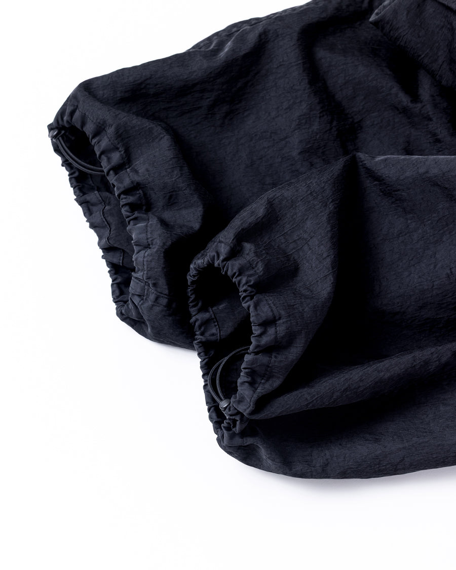 U.S. ARMYのM-51フィールドパンツをベースに再構築した一本。主要なディテールは忠実に再現しつつ、特殊な製品染め加工を施すことで、ヴィンテージとは異なる独自の風合いに仕上げています。生地には中肉クラスのナイロンツイルを使用。程よい肉感があり、幅広いシーズンで着用可能です。製品染め後に薬品で色を落とす特殊加工により、奥行きのある表情を生み出しています。Reimagined based on the U.S. ARMY M-51 Field Pants.
While faithfully retaining the original key details, a special garment-dyeing process gives the piece a distinctive character that differs from authentic vintage examples.