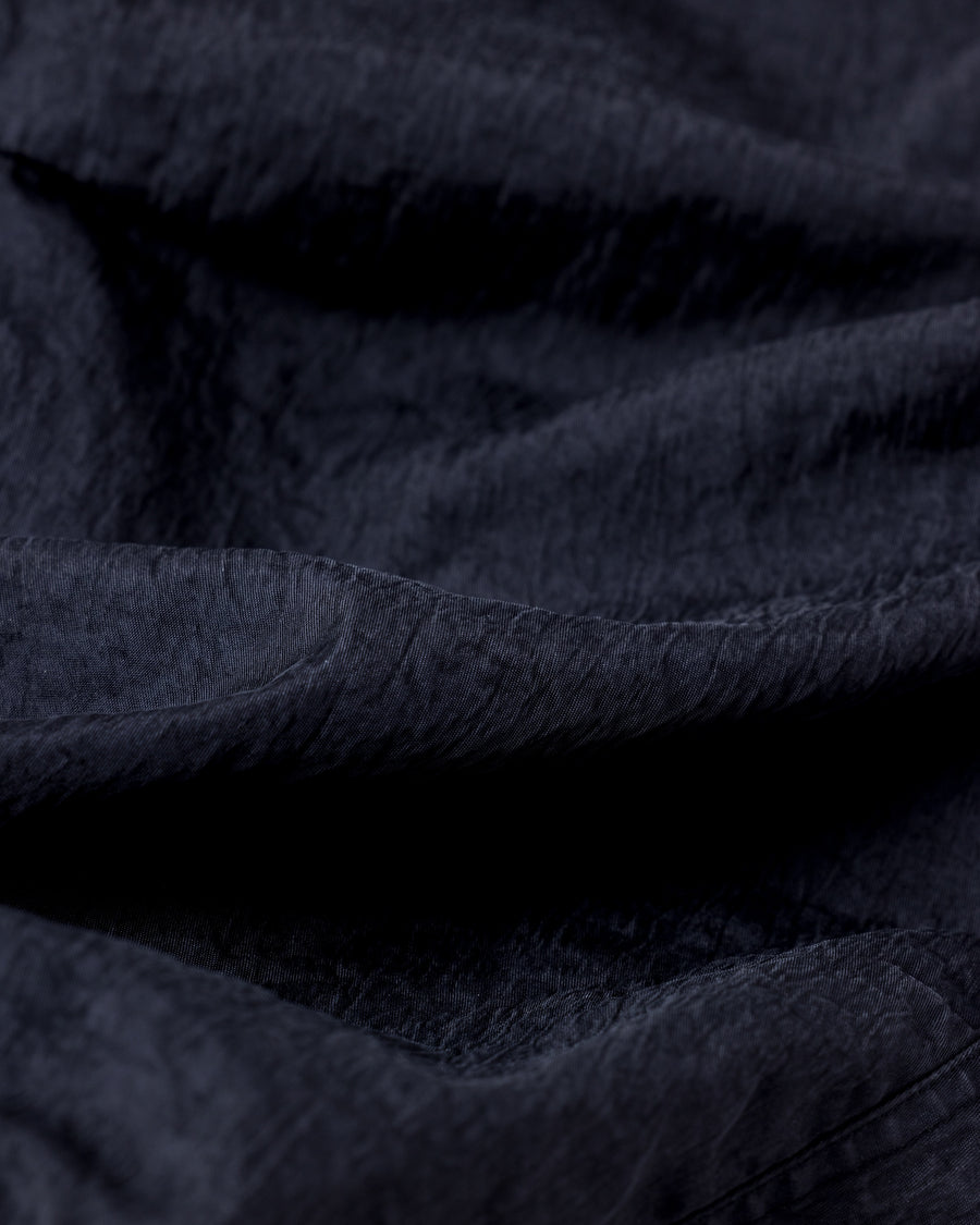 U.S. ARMYのM-51フィールドパンツをベースに再構築した一本。主要なディテールは忠実に再現しつつ、特殊な製品染め加工を施すことで、ヴィンテージとは異なる独自の風合いに仕上げています。生地には中肉クラスのナイロンツイルを使用。程よい肉感があり、幅広いシーズンで着用可能です。製品染め後に薬品で色を落とす特殊加工により、奥行きのある表情を生み出しています。Reimagined based on the U.S. ARMY M-51 Field Pants.
While faithfully retaining the original key details, a special garment-dyeing process gives the piece a distinctive character that differs from authentic vintage examples.