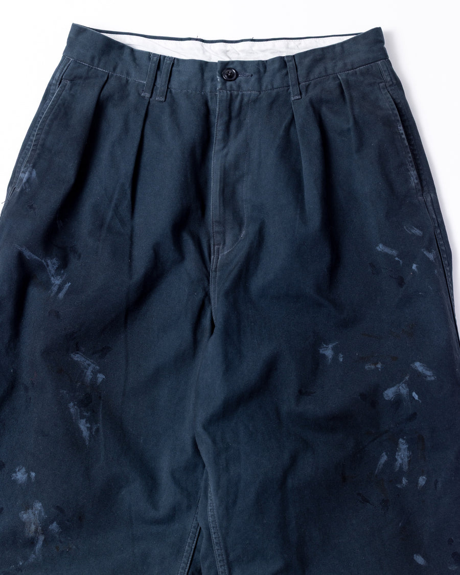 フロントに2タックを施し、ワタリから裾にかけてゆとりを持たせたワイルドなワイドシルエット。裾のドローコードでシルエットの変化も自在に楽しめます。素材には耐久性に優れ、綾織特有の柔らかさを持つ厚手チノクロスを採用。ストーンバイオウォッシュと汚し加工を重ねることで、長年穿き込んだようなリアルな質感と深みのある表情を引き出しました。

Wild, wide-silhouette pants with double-tucked fronts and adjustable hem drawcords. Crafted from durable, soft chino cloth, this CHARCOAL pair features a stone bio-wash and staining process. This creates an authentic, rugged texture and a deeply weathered look, blending vintage workwear aesthetics with a modern, voluminous fit.