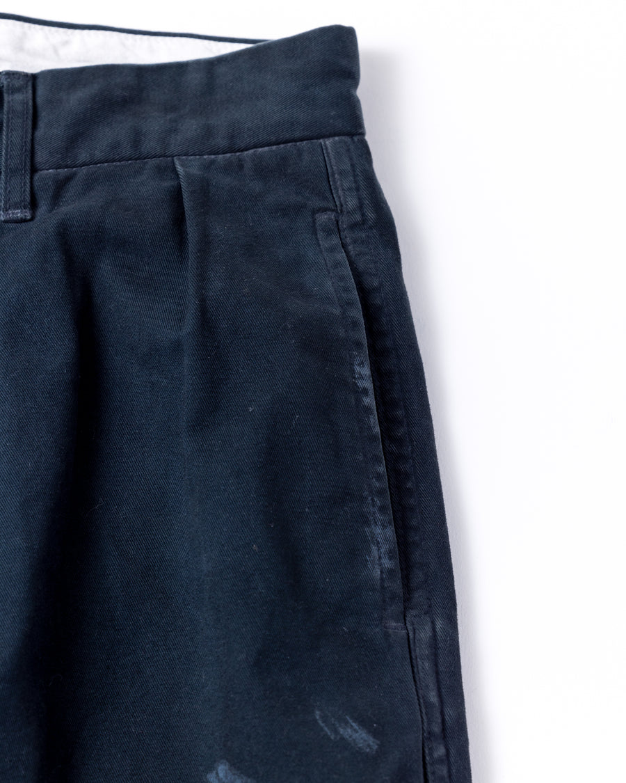 フロントに2タックを施し、ワタリから裾にかけてゆとりを持たせたワイルドなワイドシルエット。裾のドローコードでシルエットの変化も自在に楽しめます。素材には耐久性に優れ、綾織特有の柔らかさを持つ厚手チノクロスを採用。ストーンバイオウォッシュと汚し加工を重ねることで、長年穿き込んだようなリアルな質感と深みのある表情を引き出しました。

Wild, wide-silhouette pants with double-tucked fronts and adjustable hem drawcords. Crafted from durable, soft chino cloth, this CHARCOAL pair features a stone bio-wash and staining process. This creates an authentic, rugged texture and a deeply weathered look, blending vintage workwear aesthetics with a modern, voluminous fit.