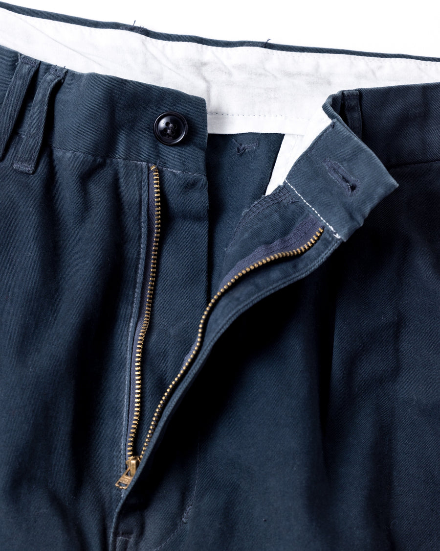 フロントに2タックを施し、ワタリから裾にかけてゆとりを持たせたワイルドなワイドシルエット。裾のドローコードでシルエットの変化も自在に楽しめます。素材には耐久性に優れ、綾織特有の柔らかさを持つ厚手チノクロスを採用。ストーンバイオウォッシュと汚し加工を重ねることで、長年穿き込んだようなリアルな質感と深みのある表情を引き出しました。

Wild, wide-silhouette pants with double-tucked fronts and adjustable hem drawcords. Crafted from durable, soft chino cloth, this CHARCOAL pair features a stone bio-wash and staining process. This creates an authentic, rugged texture and a deeply weathered look, blending vintage workwear aesthetics with a modern, voluminous fit.