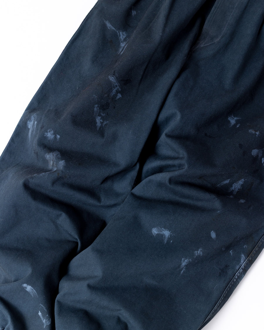 フロントに2タックを施し、ワタリから裾にかけてゆとりを持たせたワイルドなワイドシルエット。裾のドローコードでシルエットの変化も自在に楽しめます。素材には耐久性に優れ、綾織特有の柔らかさを持つ厚手チノクロスを採用。ストーンバイオウォッシュと汚し加工を重ねることで、長年穿き込んだようなリアルな質感と深みのある表情を引き出しました。

Wild, wide-silhouette pants with double-tucked fronts and adjustable hem drawcords. Crafted from durable, soft chino cloth, this CHARCOAL pair features a stone bio-wash and staining process. This creates an authentic, rugged texture and a deeply weathered look, blending vintage workwear aesthetics with a modern, voluminous fit.