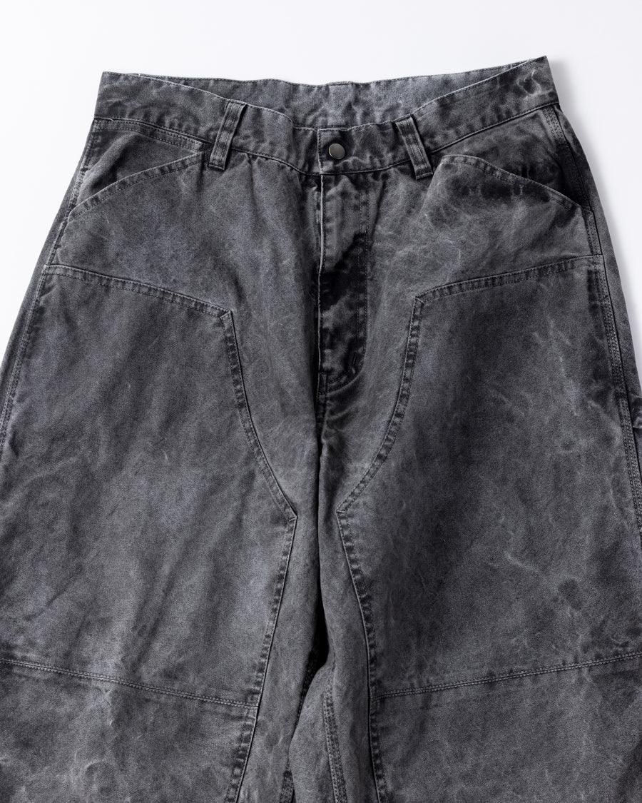 通年着用できるスタンダードなペインターパンツ。ややワイドで長めに設定したレングスは、ミリ単位の調整により絶妙なバランスに仕上げました。素材には強度と耐久性に優れた8号帆布を採用。特殊顔料染めを施すことで、ムラ感のある独自の奥行きと、穿き込むほどにアタリが増す豊かな経年変化を楽しめる一本です。

Standard painter pants designed for year-round wear. The slightly wide, long-length silhouette has been carefully refined for a perfect balance. Crafted from durable No.8 canvas, this BLACK pair features a special pigment dye that creates a unique, mottled depth. The rugged fabric is built to develop a beautiful patina and character over time.