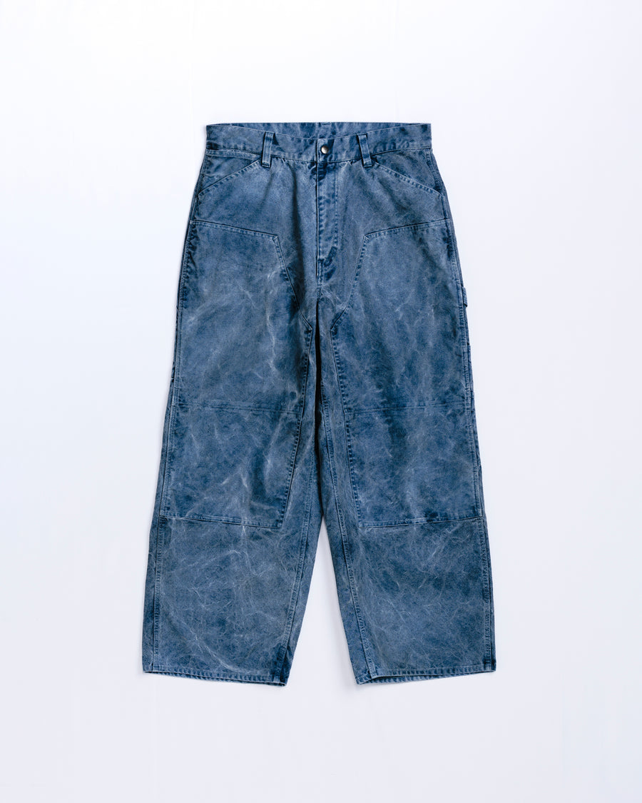 通年着用できるスタンダードなペインターパンツ。ややワイドで長めに設定したレングスは、ミリ単位の調整により絶妙なバランスに仕上げました。素材には強度と耐久性に優れた8号帆布を採用。特殊顔料染めを施すことで、ムラ感のある独自の奥行きと、穿き込むほどにアタリが増す豊かな経年変化を楽しめる一本です。

Standard painter pants designed for year-round wear. The slightly wide, long-length silhouette has been carefully refined for a perfect balance. Crafted from durable No.8 canvas, this BLUE pair features a special pigment dye that creates a unique, mottled depth. The rugged fabric is built to develop a beautiful patina and character over time.