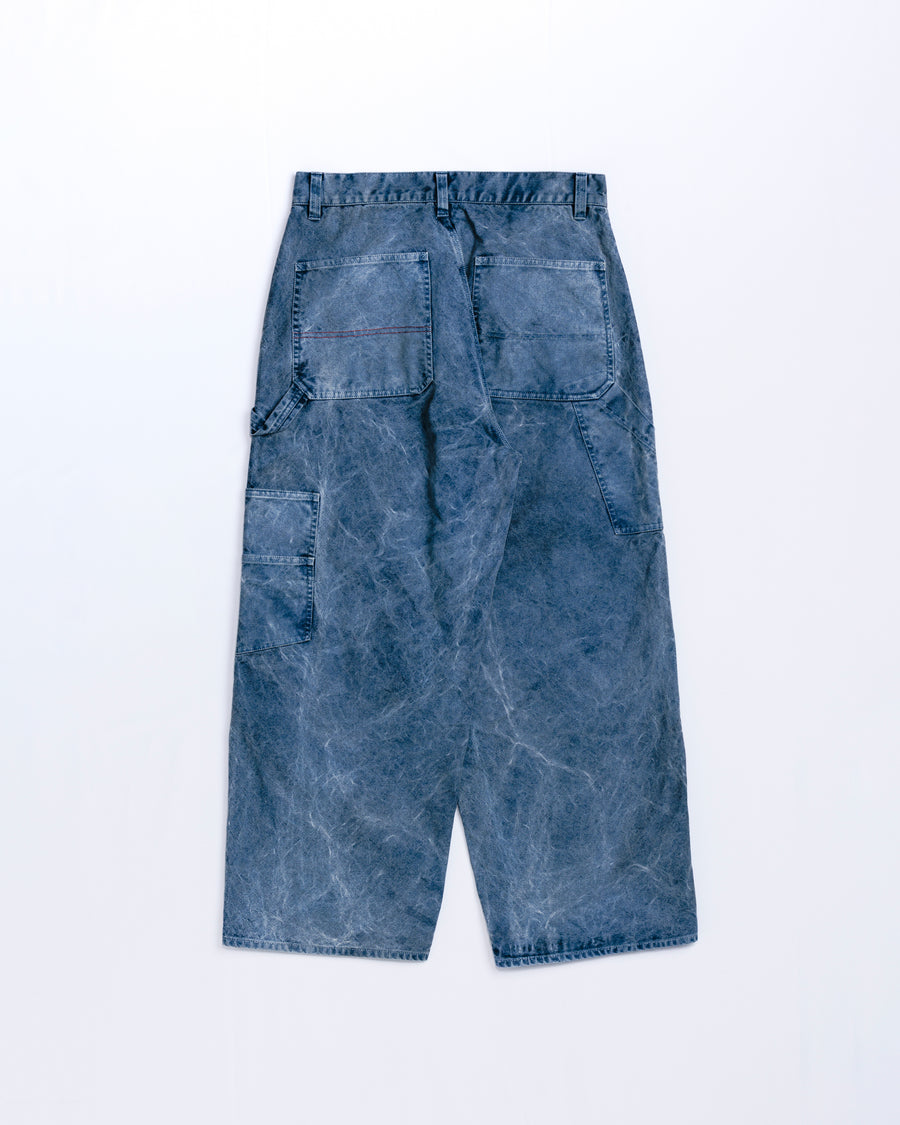 通年着用できるスタンダードなペインターパンツ。ややワイドで長めに設定したレングスは、ミリ単位の調整により絶妙なバランスに仕上げました。素材には強度と耐久性に優れた8号帆布を採用。特殊顔料染めを施すことで、ムラ感のある独自の奥行きと、穿き込むほどにアタリが増す豊かな経年変化を楽しめる一本です。

Standard painter pants designed for year-round wear. The slightly wide, long-length silhouette has been carefully refined for a perfect balance. Crafted from durable No.8 canvas, this BLUE pair features a special pigment dye that creates a unique, mottled depth. The rugged fabric is built to develop a beautiful patina and character over time.