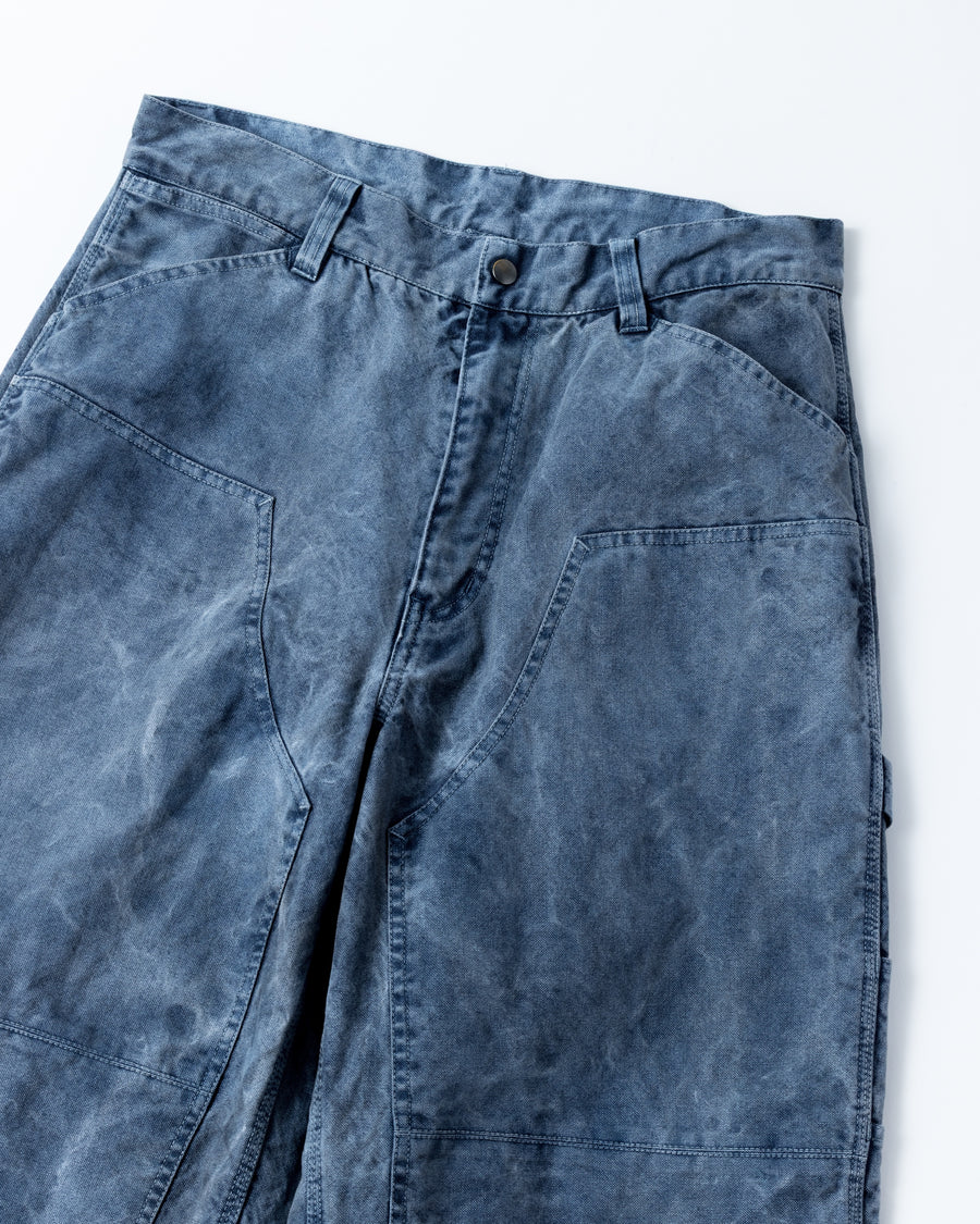 通年着用できるスタンダードなペインターパンツ。ややワイドで長めに設定したレングスは、ミリ単位の調整により絶妙なバランスに仕上げました。素材には強度と耐久性に優れた8号帆布を採用。特殊顔料染めを施すことで、ムラ感のある独自の奥行きと、穿き込むほどにアタリが増す豊かな経年変化を楽しめる一本です。

Standard painter pants designed for year-round wear. The slightly wide, long-length silhouette has been carefully refined for a perfect balance. Crafted from durable No.8 canvas, this BLUE pair features a special pigment dye that creates a unique, mottled depth. The rugged fabric is built to develop a beautiful patina and character over time.