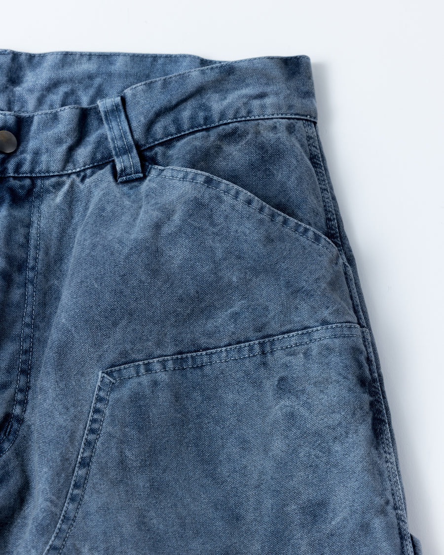 通年着用できるスタンダードなペインターパンツ。ややワイドで長めに設定したレングスは、ミリ単位の調整により絶妙なバランスに仕上げました。素材には強度と耐久性に優れた8号帆布を採用。特殊顔料染めを施すことで、ムラ感のある独自の奥行きと、穿き込むほどにアタリが増す豊かな経年変化を楽しめる一本です。

Standard painter pants designed for year-round wear. The slightly wide, long-length silhouette has been carefully refined for a perfect balance. Crafted from durable No.8 canvas, this BLUE pair features a special pigment dye that creates a unique, mottled depth. The rugged fabric is built to develop a beautiful patina and character over time.