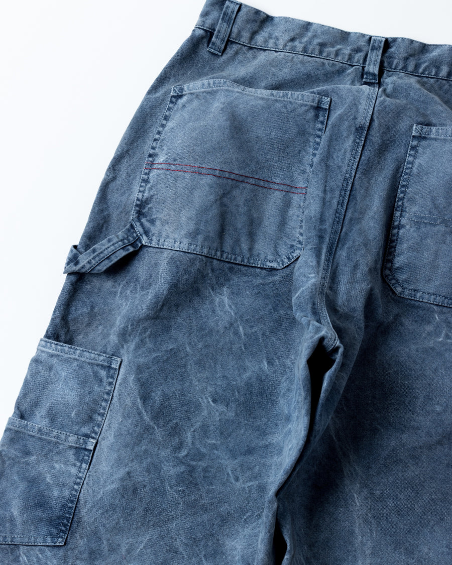 通年着用できるスタンダードなペインターパンツ。ややワイドで長めに設定したレングスは、ミリ単位の調整により絶妙なバランスに仕上げました。素材には強度と耐久性に優れた8号帆布を採用。特殊顔料染めを施すことで、ムラ感のある独自の奥行きと、穿き込むほどにアタリが増す豊かな経年変化を楽しめる一本です。

Standard painter pants designed for year-round wear. The slightly wide, long-length silhouette has been carefully refined for a perfect balance. Crafted from durable No.8 canvas, this BLUE pair features a special pigment dye that creates a unique, mottled depth. The rugged fabric is built to develop a beautiful patina and character over time.