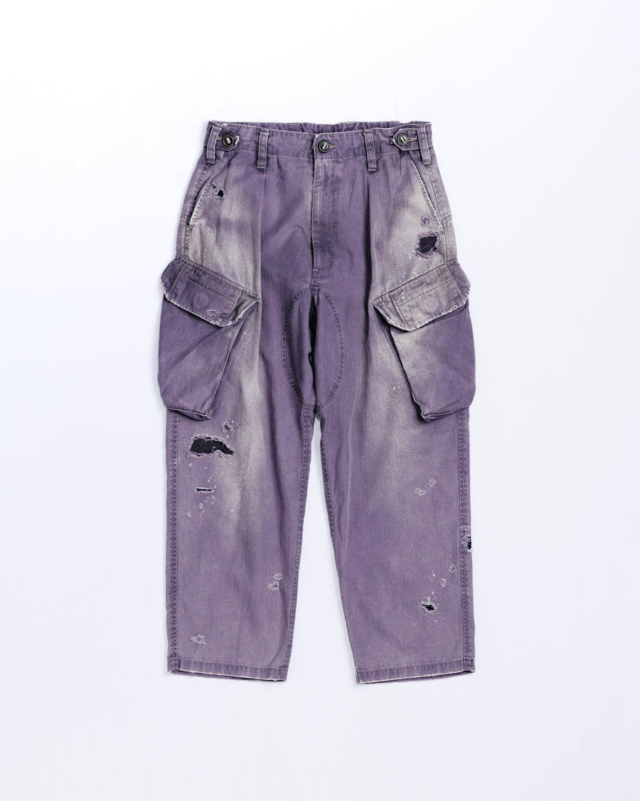 ミリタリートラウザーズを現代的にリファイン。斜めのカーゴポケットが実用的なアクセントを添え、洗練されたテーパードラインが際立ちます。素材には肌馴染みの良い10sヘリンボンを採用。環境に配慮した特殊エイジング・サンフェード加工と随所のリメイクにより、リアリティのある褪色感とヴィンテージな佇まいを表現しました。

Modernized military trousers with a refined tapered fit and slanted cargo pockets. Crafted from soft 10s herringbone, this CHARCPAL pair features special sun-fading and remake details. It achieves an authentic, time-worn vintage character while utilizing eco-conscious processing to minimize environmental impact.