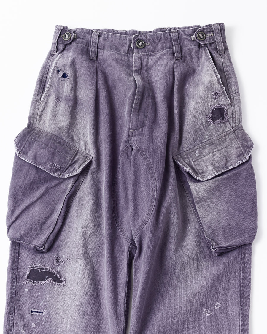 ミリタリートラウザーズを現代的にリファイン。斜めのカーゴポケットが実用的なアクセントを添え、洗練されたテーパードラインが際立ちます。素材には肌馴染みの良い10sヘリンボンを採用。環境に配慮した特殊エイジング・サンフェード加工と随所のリメイクにより、リアリティのある褪色感とヴィンテージな佇まいを表現しました。

Modernized military trousers with a refined tapered fit and slanted cargo pockets. Crafted from soft 10s herringbone, this CHARCPAL pair features special sun-fading and remake details. It achieves an authentic, time-worn vintage character while utilizing eco-conscious processing to minimize environmental impact.