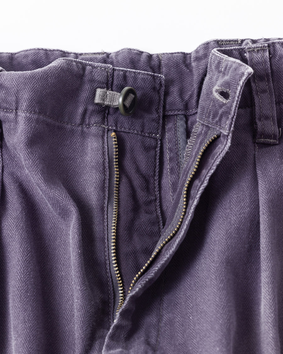 ミリタリートラウザーズを現代的にリファイン。斜めのカーゴポケットが実用的なアクセントを添え、洗練されたテーパードラインが際立ちます。素材には肌馴染みの良い10sヘリンボンを採用。環境に配慮した特殊エイジング・サンフェード加工と随所のリメイクにより、リアリティのある褪色感とヴィンテージな佇まいを表現しました。

Modernized military trousers with a refined tapered fit and slanted cargo pockets. Crafted from soft 10s herringbone, this CHARCPAL pair features special sun-fading and remake details. It achieves an authentic, time-worn vintage character while utilizing eco-conscious processing to minimize environmental impact.