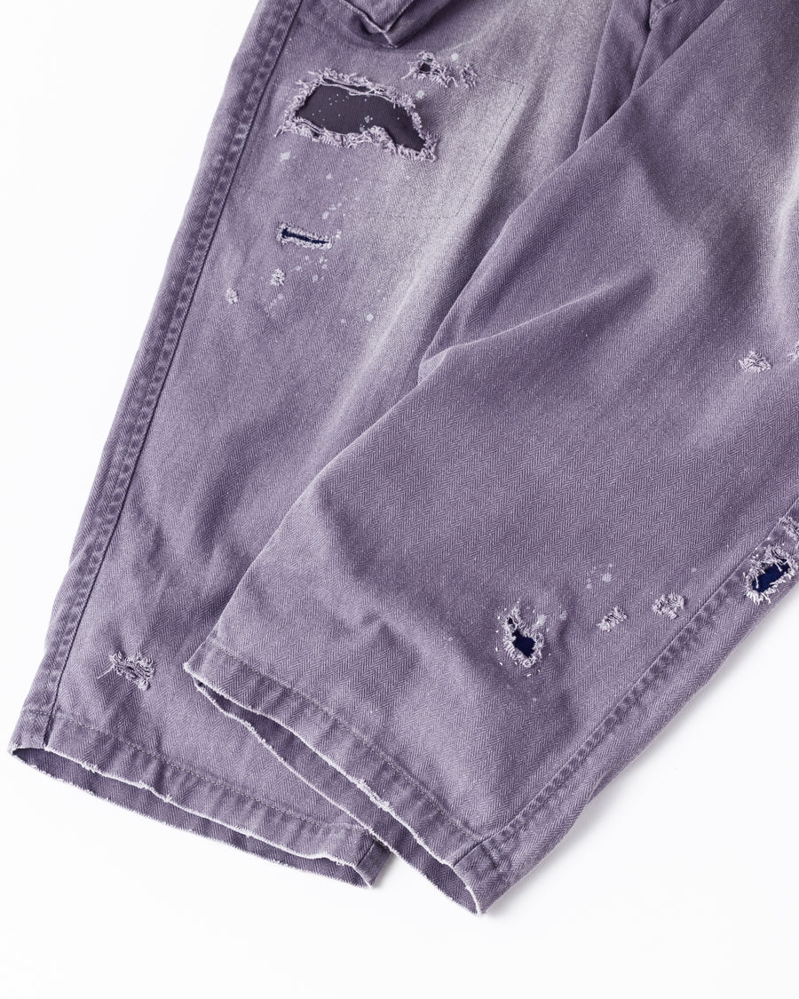 ミリタリートラウザーズを現代的にリファイン。斜めのカーゴポケットが実用的なアクセントを添え、洗練されたテーパードラインが際立ちます。素材には肌馴染みの良い10sヘリンボンを採用。環境に配慮した特殊エイジング・サンフェード加工と随所のリメイクにより、リアリティのある褪色感とヴィンテージな佇まいを表現しました。

Modernized military trousers with a refined tapered fit and slanted cargo pockets. Crafted from soft 10s herringbone, this CHARCPAL pair features special sun-fading and remake details. It achieves an authentic, time-worn vintage character while utilizing eco-conscious processing to minimize environmental impact.