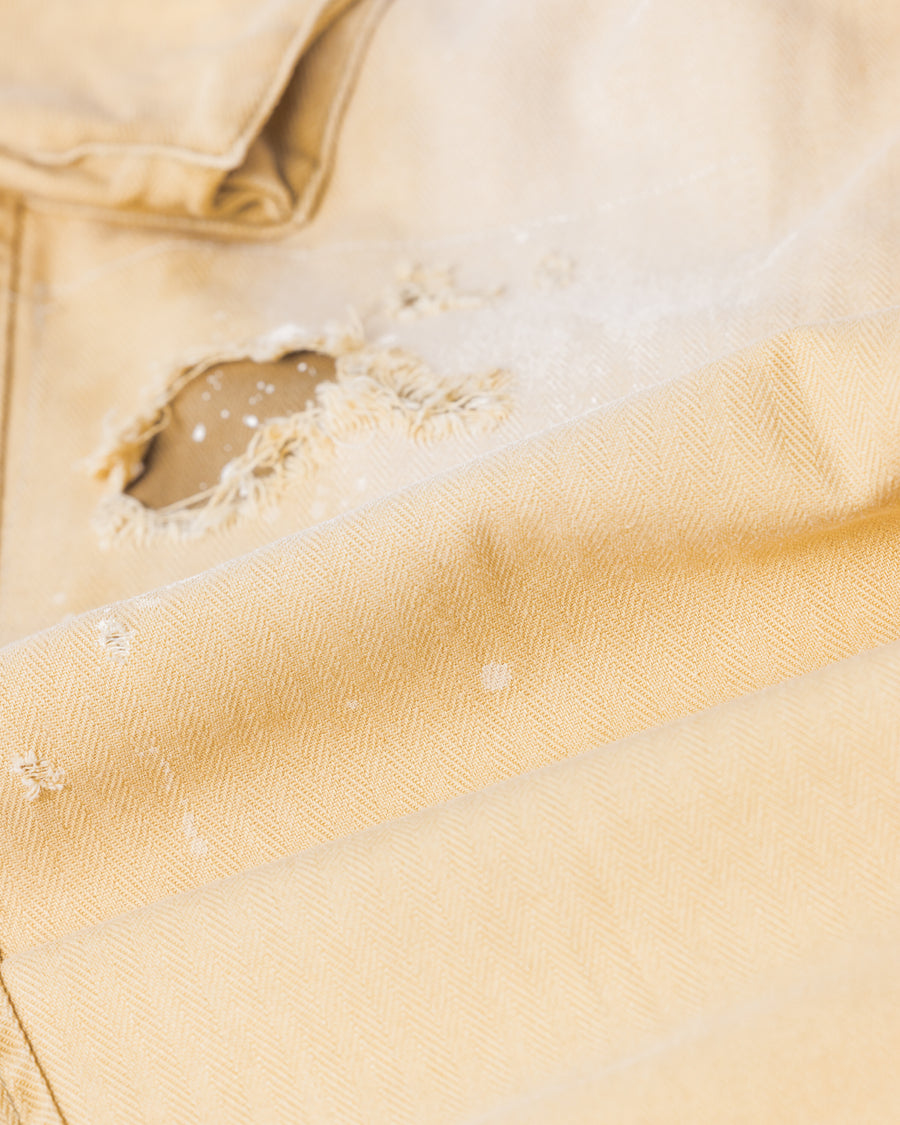 ミリタリートラウザーズを現代的にリファイン。斜めのカーゴポケットが実用的なアクセントを添え、洗練されたテーパードラインが際立ちます。素材には肌馴染みの良い10sヘリンボンを採用。環境に配慮した特殊エイジング・サンフェード加工と随所のリメイクにより、リアリティのある褪色感とヴィンテージな佇まいを表現しました。

Modernized military trousers with a refined tapered fit and slanted cargo pockets. Crafted from soft 10s herringbone, this KHAKI pair features special sun-fading and remake details. It achieves an authentic, time-worn vintage character while utilizing eco-conscious processing to minimize environmental impact.