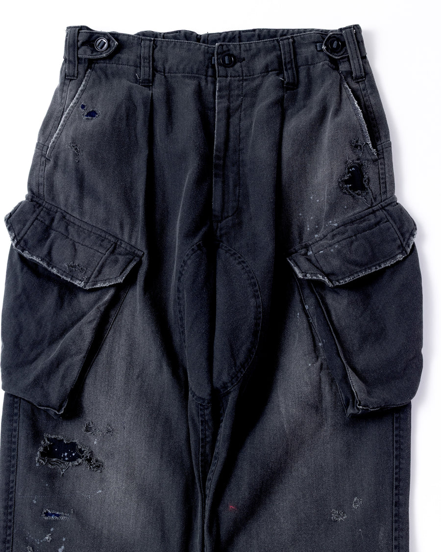 ミリタリートラウザーズを現代的にリファイン。斜めのカーゴポケットが実用的なアクセントを添え、洗練されたテーパードラインが際立ちます。素材には肌馴染みの良い10sヘリンボンを採用。環境に配慮した特殊エイジング・サンフェード加工と随所のリメイクにより、リアリティのある褪色感とヴィンテージな佇まいを表現しました。

Modernized military trousers with a refined tapered fit and slanted cargo pockets. Crafted from soft 10s herringbone, this BLACKA pair features special sun-fading and remake details. It achieves an authentic, time-worn vintage character while utilizing eco-conscious processing to minimize environmental impact.