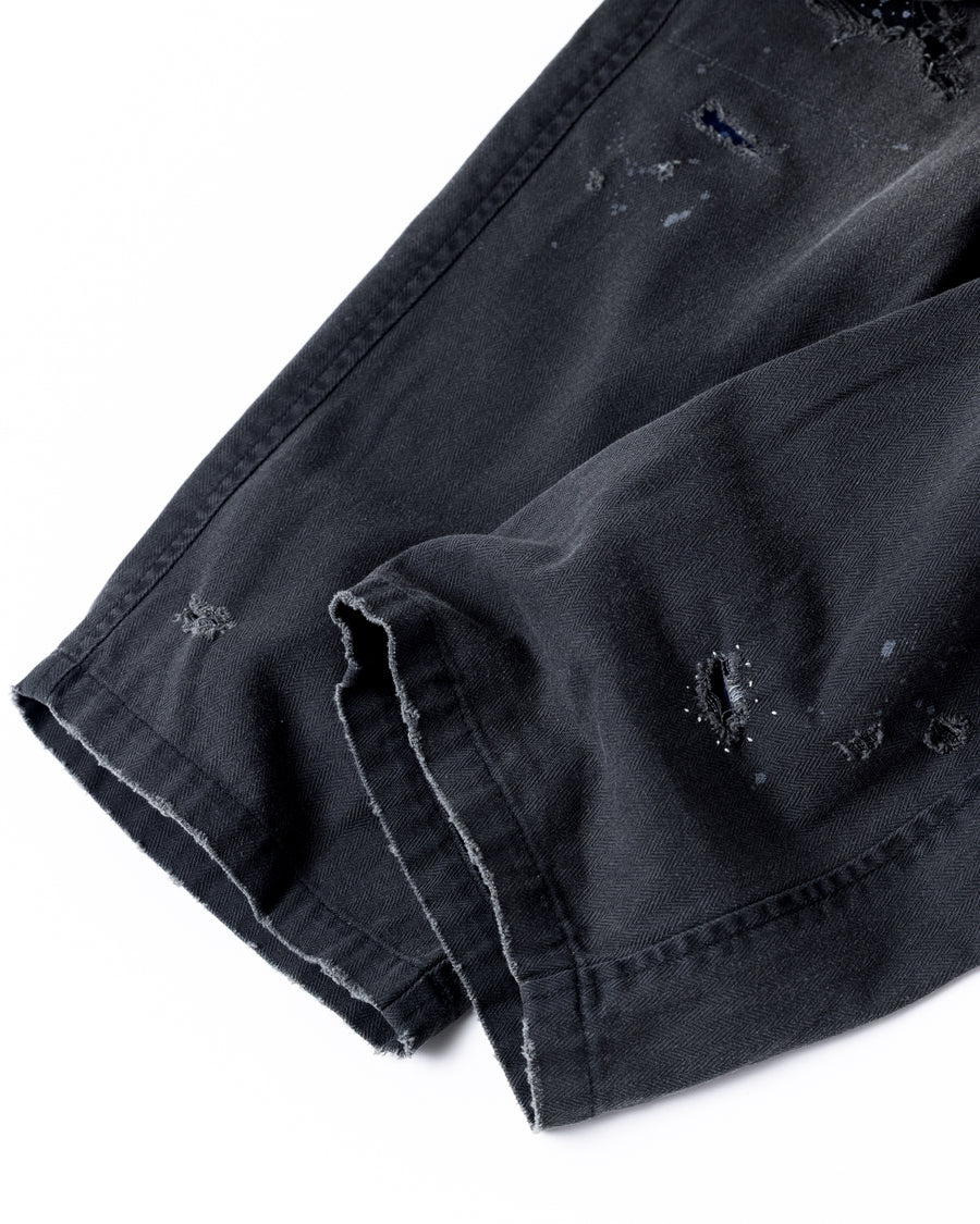 ミリタリートラウザーズを現代的にリファイン。斜めのカーゴポケットが実用的なアクセントを添え、洗練されたテーパードラインが際立ちます。素材には肌馴染みの良い10sヘリンボンを採用。環境に配慮した特殊エイジング・サンフェード加工と随所のリメイクにより、リアリティのある褪色感とヴィンテージな佇まいを表現しました。

Modernized military trousers with a refined tapered fit and slanted cargo pockets. Crafted from soft 10s herringbone, this BLACKA pair features special sun-fading and remake details. It achieves an authentic, time-worn vintage character while utilizing eco-conscious processing to minimize environmental impact.