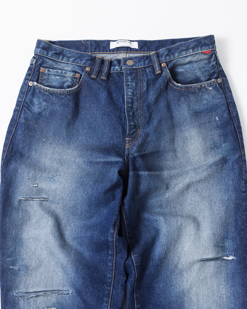 85年製Levi's 550をベースにしたワイドテーパード。80年代のフラットな質感を再現した14ozハチマルデニムを使用し、空紡糸特有のドライなタッチが特徴です。中濃色のエイジング、リアルなリペア、仕上げの汚し加工により、ハードなアタリと奥行きのあるユーズド感を表現した、ヴィンテージ顔負けの一着です。Wide tapered jeans inspired by the '85 Levi's 550. Made from 14oz "Hachimaru" denim, it features a flat look and dry touch. With heavy aging, authentic repairs, and a "dirty" finish, it achieves a deep, realistic vintage character.