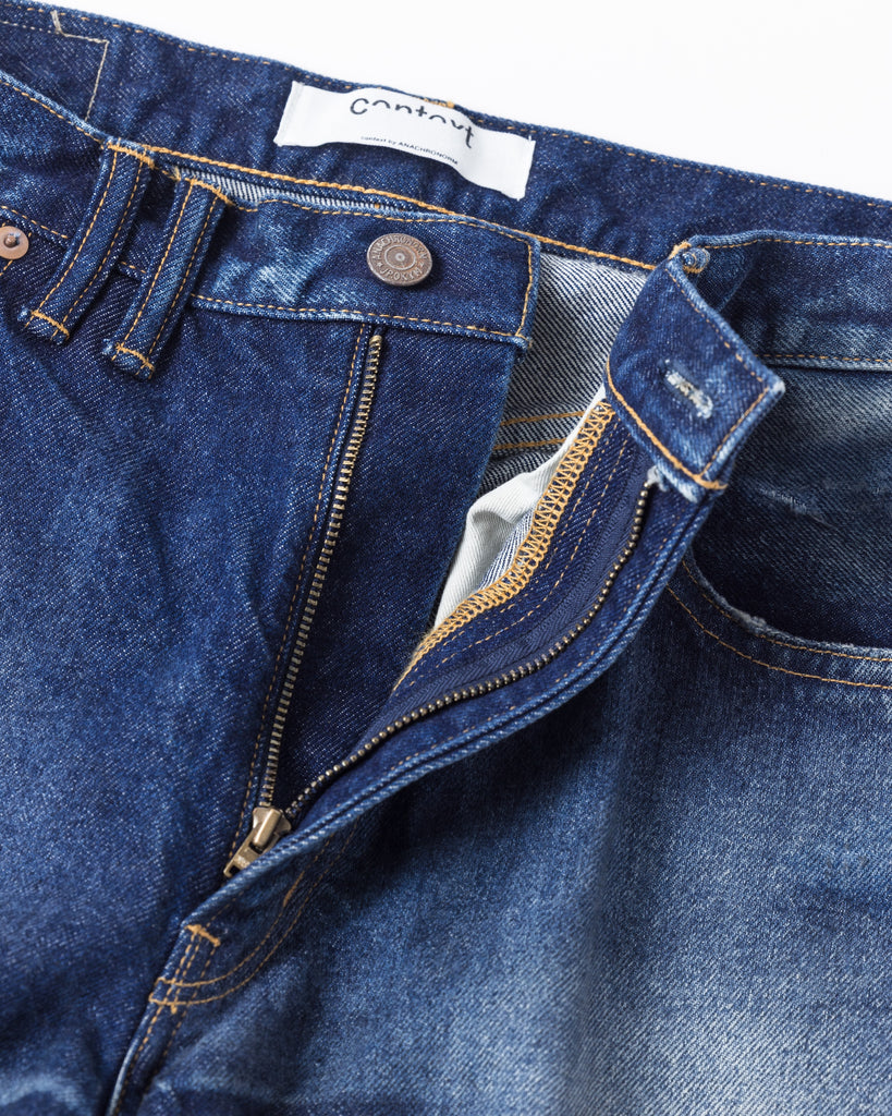 85年製Levi's 550をベースにしたワイドテーパード。80年代のフラットな質感を再現した14ozハチマルデニムを使用し、空紡糸特有のドライなタッチが特徴です。中濃色のエイジング、リアルなリペア、仕上げの汚し加工により、ハードなアタリと奥行きのあるユーズド感を表現した、ヴィンテージ顔負けの一着です。Wide tapered jeans inspired by the '85 Levi's 550. Made from 14oz "Hachimaru" denim, it features a flat look and dry touch. With heavy aging, authentic repairs, and a "dirty" finish, it achieves a deep, realistic vintage character.