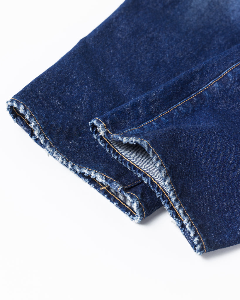 85年製Levi's 550をベースにしたワイドテーパード。80年代のフラットな質感を再現した14ozハチマルデニムを使用し、空紡糸特有のドライなタッチが特徴です。中濃色のエイジング、リアルなリペア、仕上げの汚し加工により、ハードなアタリと奥行きのあるユーズド感を表現した、ヴィンテージ顔負けの一着です。Wide tapered jeans inspired by the '85 Levi's 550. Made from 14oz "Hachimaru" denim, it features a flat look and dry touch. With heavy aging, authentic repairs, and a "dirty" finish, it achieves a deep, realistic vintage character.