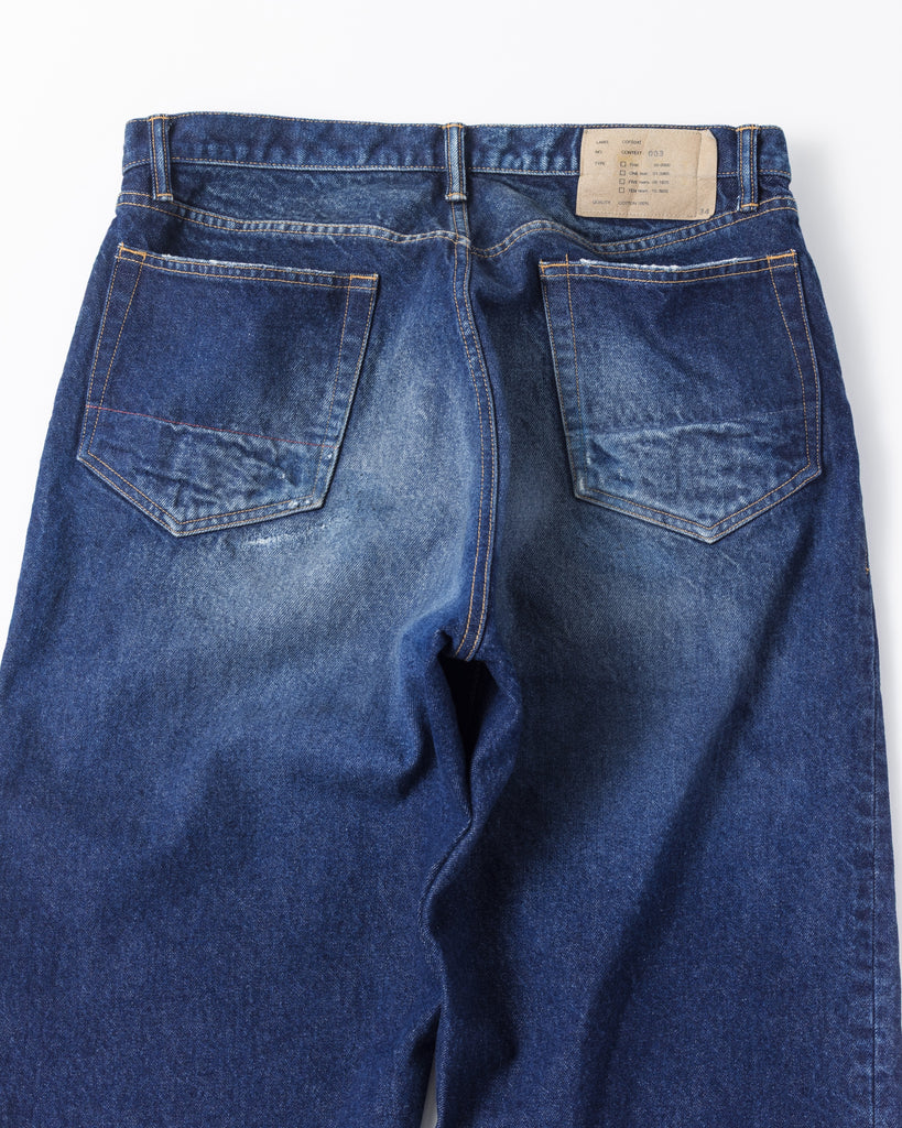 85年製Levi's 550をベースにしたワイドテーパード。80年代のフラットな質感を再現した14ozハチマルデニムを使用し、空紡糸特有のドライなタッチが特徴です。中濃色のエイジング、リアルなリペア、仕上げの汚し加工により、ハードなアタリと奥行きのあるユーズド感を表現した、ヴィンテージ顔負けの一着です。Wide tapered jeans inspired by the '85 Levi's 550. Made from 14oz "Hachimaru" denim, it features a flat look and dry touch. With heavy aging, authentic repairs, and a "dirty" finish, it achieves a deep, realistic vintage character.