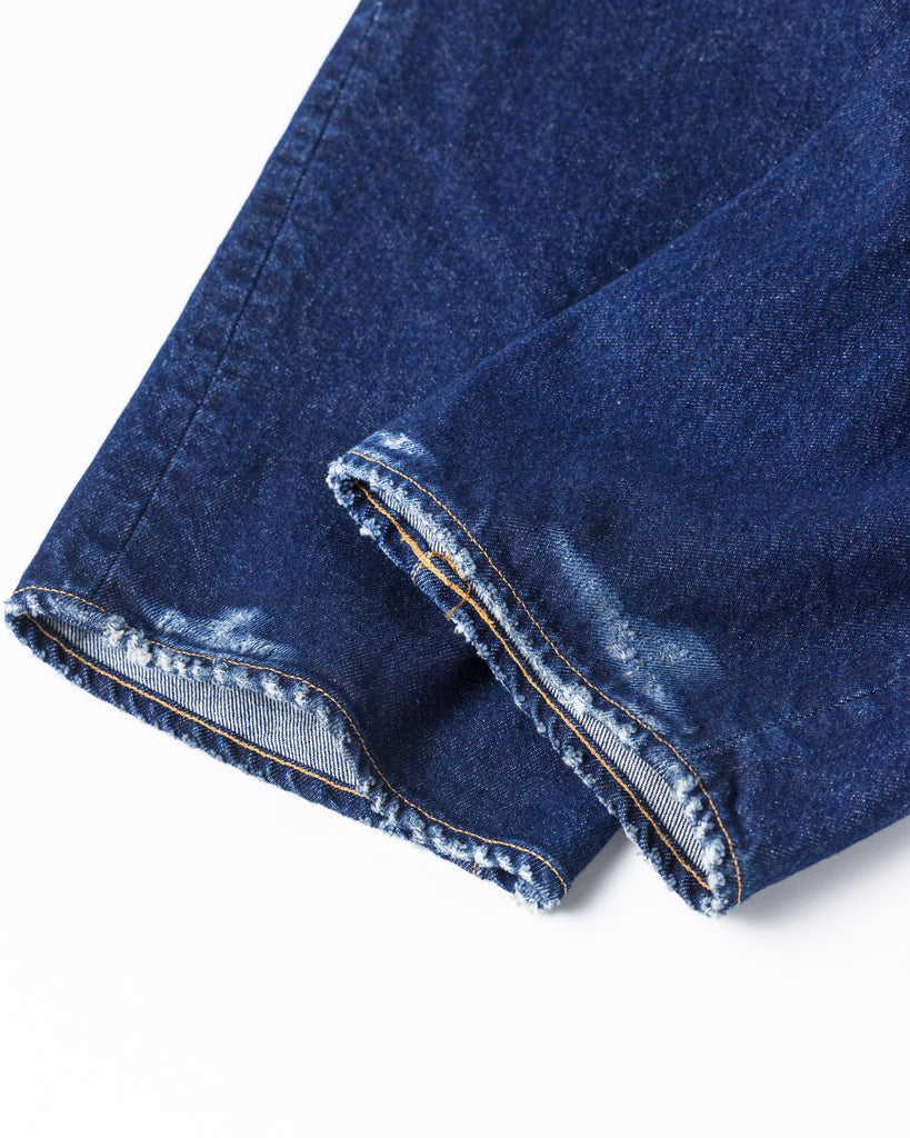 85年製Levi's 550をベースにしたワイドテーパード。80年代のフラットな質感を再現した14ozハチマルデニムを使用し、空紡糸特有のドライなタッチが特徴です。中濃色のエイジング、リアルなリペア、仕上げの汚し加工により、ハードなアタリと奥行きのあるユーズド感を表現した、ヴィンテージ顔負けの一着です。Wide tapered jeans inspired by the '85 Levi's 550. Made from 14oz "Hachimaru" denim, it features a flat look and dry touch. With heavy aging, authentic repairs, and a "dirty" finish, it achieves a deep, realistic vintage character.