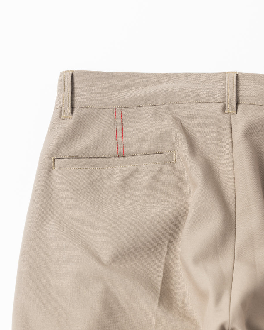 センタープレス Lポケットスラックスの背面デザイン 汎用性の高いポリエステルツイルの質感