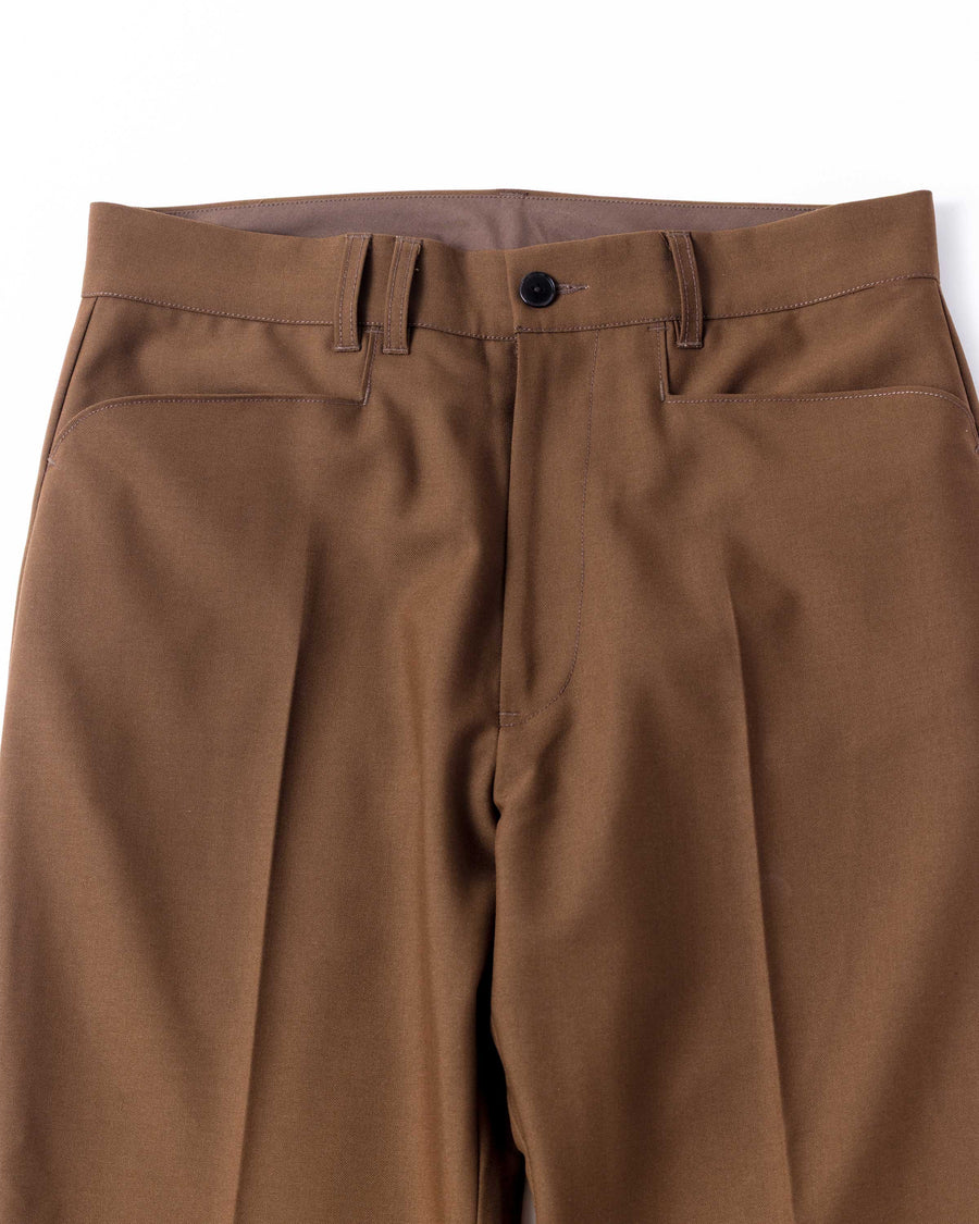 滑らかなポリエステルツイル生地のアップとL型フロントポケットのディテール