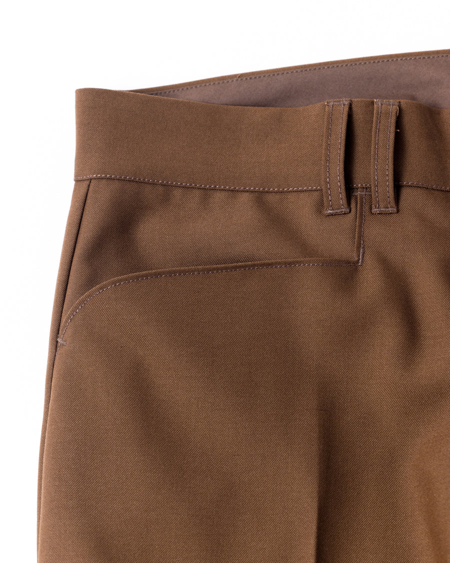 滑らかなポリエステルツイル生地のアップとL型フロントポケットのディテール