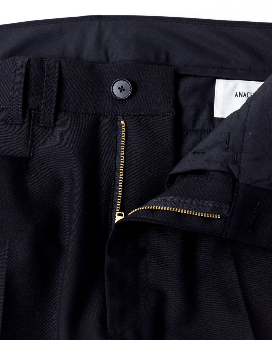 滑らかなポリエステルツイル生地のアップとL型フロントポケットのディテール