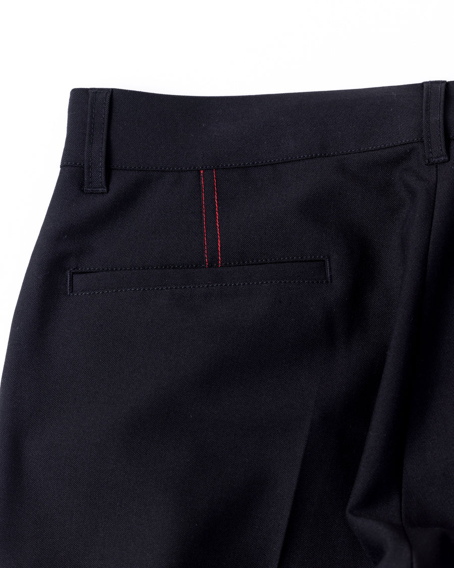 センタープレス Lポケットスラックスの背面デザイン 汎用性の高いポリエステルツイルの質感