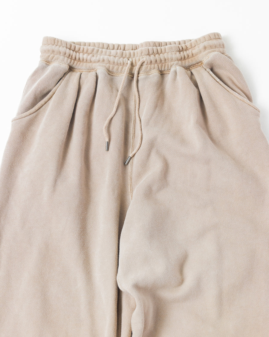 フロントにタックを施し、腰まわりに程よいゆとりをもたせたスウェットパンツ。ミニマルなシルエットをベースに、特殊顔料染め加工によって、奥行きのある独自の風合いを表現しています。生地には30/10裏毛を使用。
低速で丁寧に編み立てることで、程よいハリとコシを残しつつ、ドライで繊細なタッチに仕上げています。These sweatpants feature front tucks that create a comfortable amount of room around the waist.
Based on a clean silhouette, special pigment dyeing adds depth and a distinctive character to the fabric.
Made from 30/10 French terry, the fabric is slowly knitted to retain a balanced firmness, offering a dry yet delicate touch.