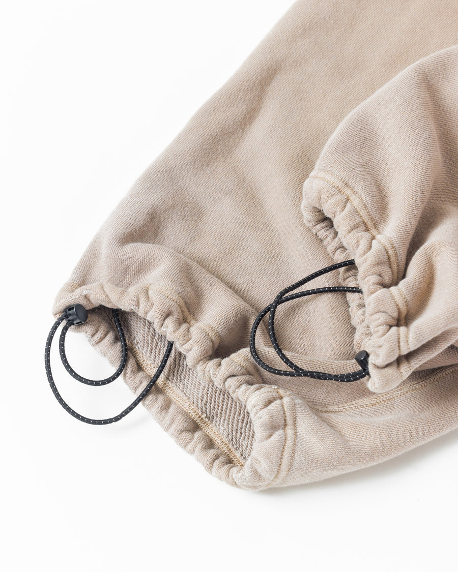 フロントにタックを施し、腰まわりに程よいゆとりをもたせたスウェットパンツ。ミニマルなシルエットをベースに、特殊顔料染め加工によって、奥行きのある独自の風合いを表現しています。生地には30/10裏毛を使用。
低速で丁寧に編み立てることで、程よいハリとコシを残しつつ、ドライで繊細なタッチに仕上げています。These sweatpants feature front tucks that create a comfortable amount of room around the waist.
Based on a clean silhouette, special pigment dyeing adds depth and a distinctive character to the fabric.
Made from 30/10 French terry, the fabric is slowly knitted to retain a balanced firmness, offering a dry yet delicate touch.