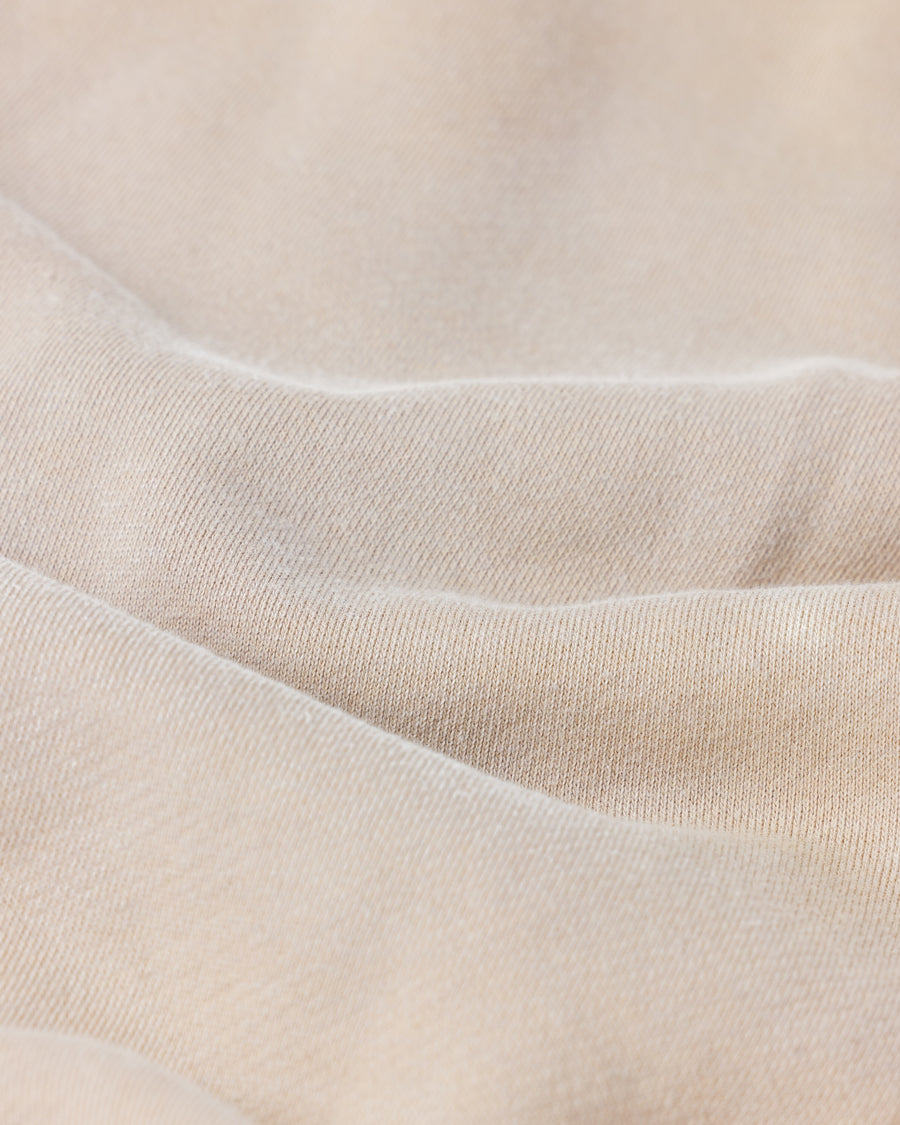 フロントにタックを施し、腰まわりに程よいゆとりをもたせたスウェットパンツ。ミニマルなシルエットをベースに、特殊顔料染め加工によって、奥行きのある独自の風合いを表現しています。生地には30/10裏毛を使用。
低速で丁寧に編み立てることで、程よいハリとコシを残しつつ、ドライで繊細なタッチに仕上げています。These sweatpants feature front tucks that create a comfortable amount of room around the waist.
Based on a clean silhouette, special pigment dyeing adds depth and a distinctive character to the fabric.
Made from 30/10 French terry, the fabric is slowly knitted to retain a balanced firmness, offering a dry yet delicate touch.