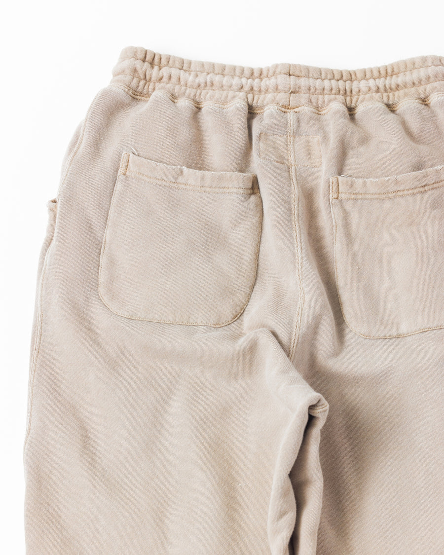 フロントにタックを施し、腰まわりに程よいゆとりをもたせたスウェットパンツ。ミニマルなシルエットをベースに、特殊顔料染め加工によって、奥行きのある独自の風合いを表現しています。生地には30/10裏毛を使用。
低速で丁寧に編み立てることで、程よいハリとコシを残しつつ、ドライで繊細なタッチに仕上げています。These sweatpants feature front tucks that create a comfortable amount of room around the waist.
Based on a clean silhouette, special pigment dyeing adds depth and a distinctive character to the fabric.
Made from 30/10 French terry, the fabric is slowly knitted to retain a balanced firmness, offering a dry yet delicate touch.