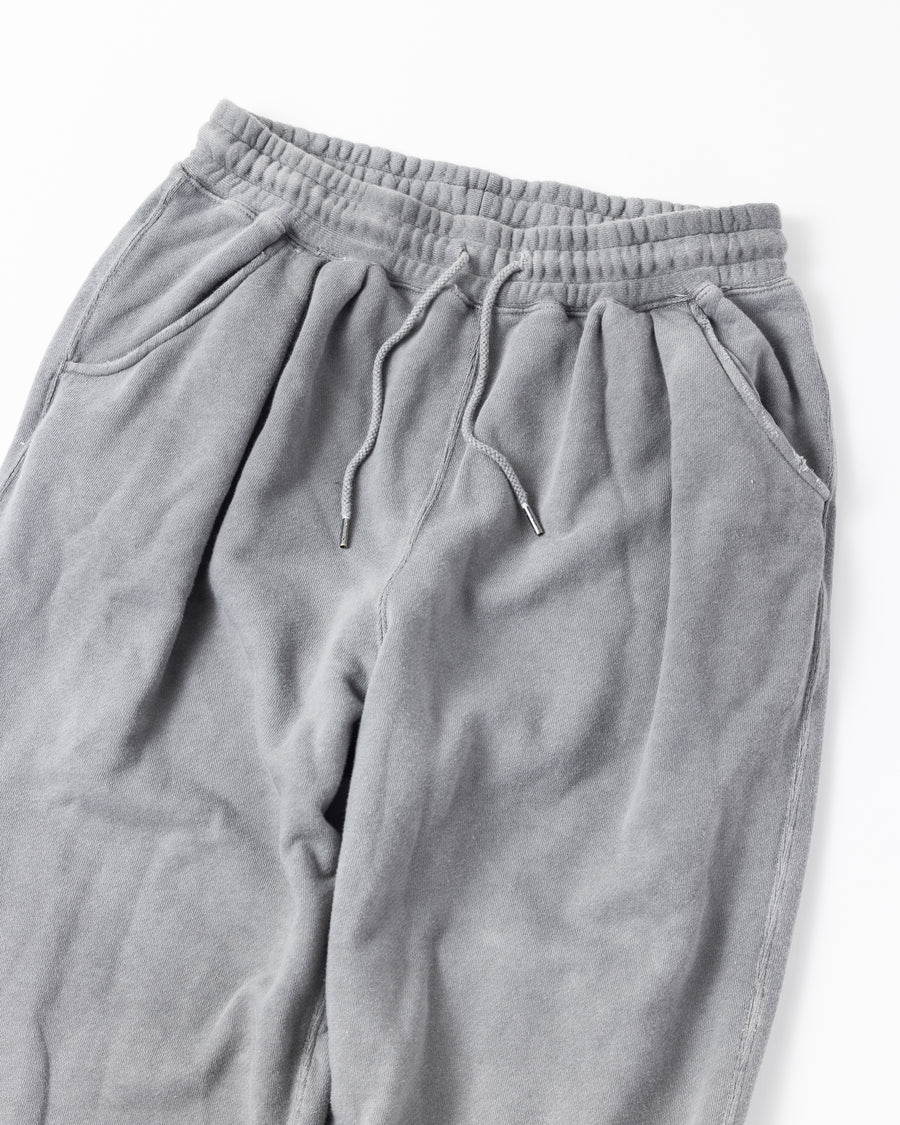 フロントにタックを施し、腰まわりに程よいゆとりをもたせたスウェットパンツ。ミニマルなシルエットをベースに、特殊顔料染め加工によって、奥行きのある独自の風合いを表現しています。生地には30/10裏毛を使用。
低速で丁寧に編み立てることで、程よいハリとコシを残しつつ、ドライで繊細なタッチに仕上げています。These sweatpants feature front tucks that create a comfortable amount of room around the waist.
Based on a clean silhouette, special pigment dyeing adds depth and a distinctive character to the fabric.
Made from 30/10 French terry, the fabric is slowly knitted to retain a balanced firmness, offering a dry yet delicate touch.